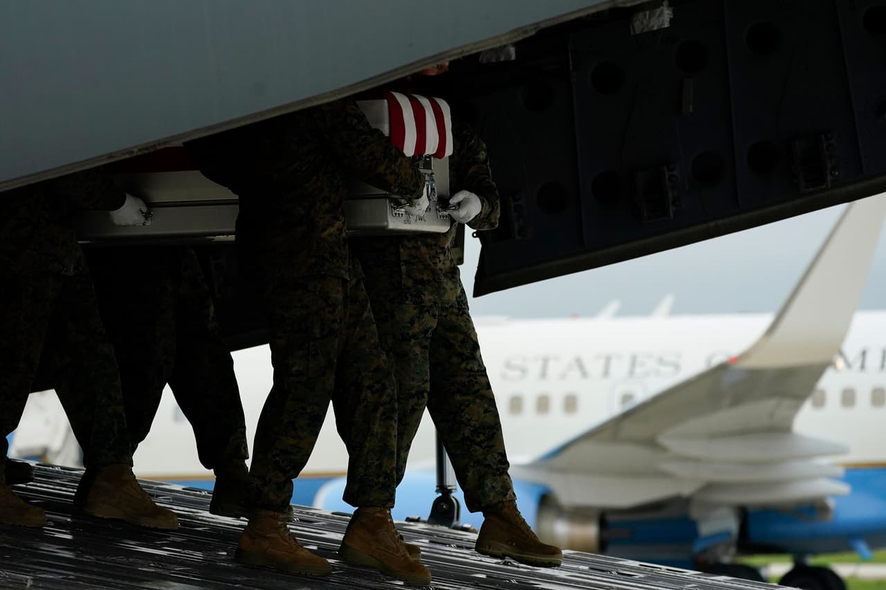<b>Las consecuencias del fin de la guerra</b>
<br>
<br>Militares bajan de un avión los restos del Sargento Darin T. Hoover, oriundo de Salt Lake City, el 29 de agosto de 2021. Fue una de las 13 víctimas del 
<a href="https://www.univision.com/noticias/mundo/explosiones-atentados-kabul-afganistan-guerra-taliban-fotos"><u>ataque terrorista en el aeropuerto de Kabul en Afganistán</u></a>, cuando las fuerzas de Estados Unidos realizaban un inmenso operativo de evacuación de la ciudad.