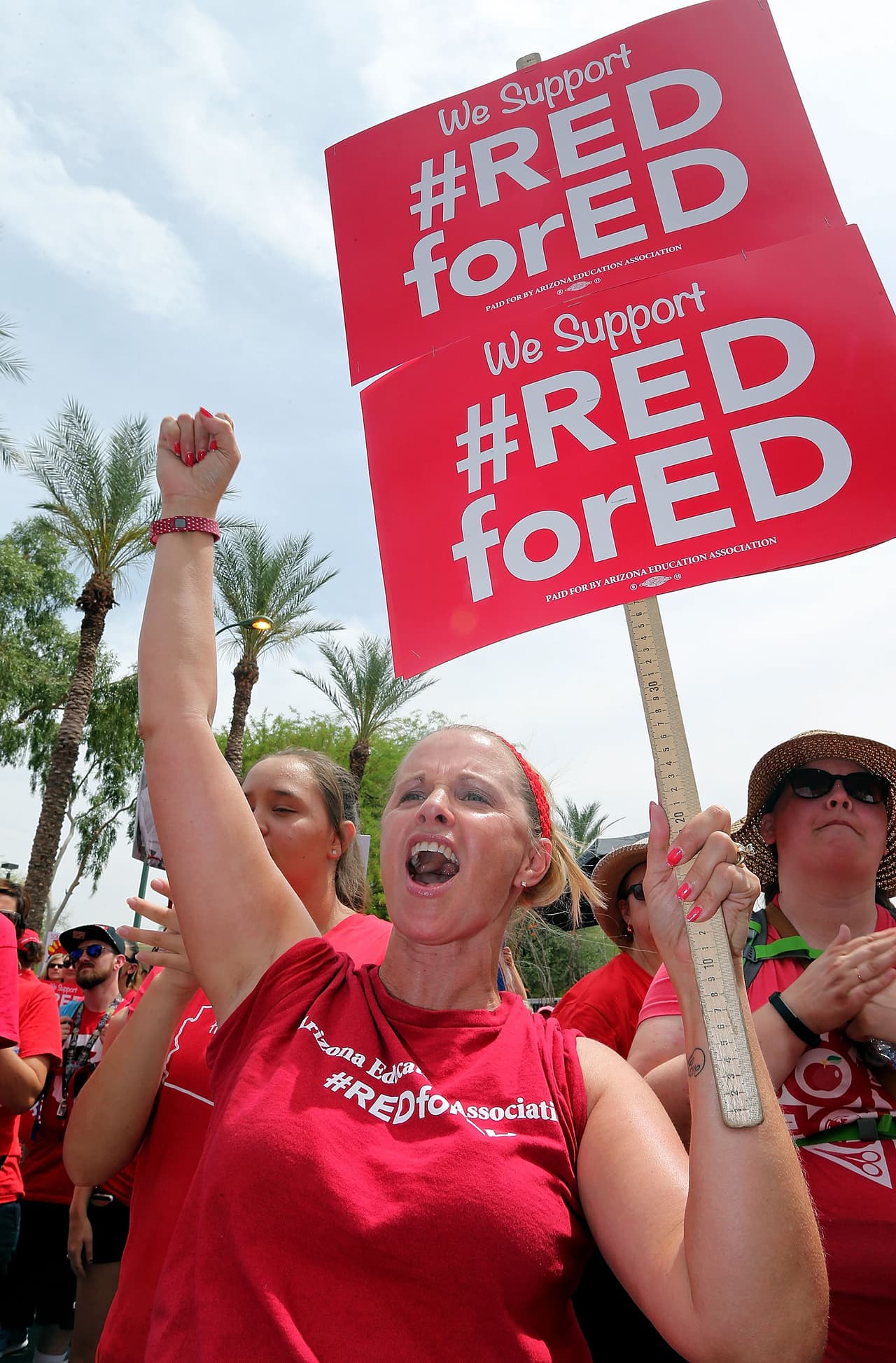 Rachel Staffor, profesora de inglés de una escuela secundaria, anima en apoyo del movimiento #REDforED durante una manifestación frente al Capitolio estatal el 26 de abril de 2018 en Phoenix, Arizona.