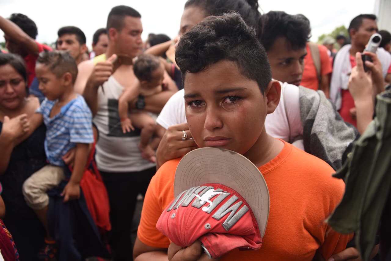 Guatemala frena la primera caravana de migrantes que salió de Honduras rumbo a EEUU