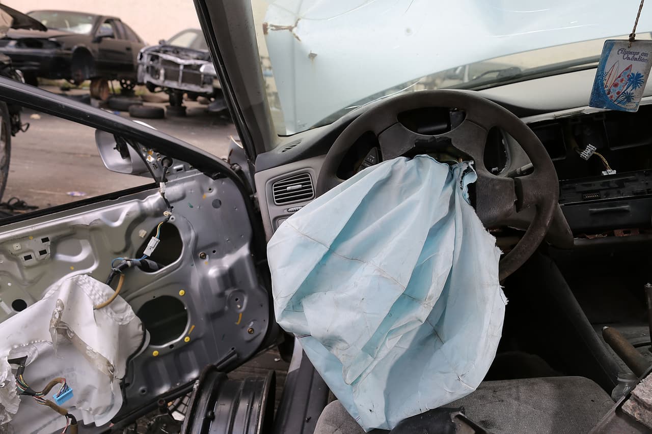 Takata usó nitrato de amonio para crear una pequeña explosión que inflara las bolsas de aire en caso de sufrir un accidente. Sin embargo, esta sustancia volátil al estar expuesta a la humedad del aire o a altas temperaturas puede degradarse rápidamente, provocando que los infladores exploten con mucha más fuerza de lo previsto y rocíen partes metálicas por el habitáculo del carro.