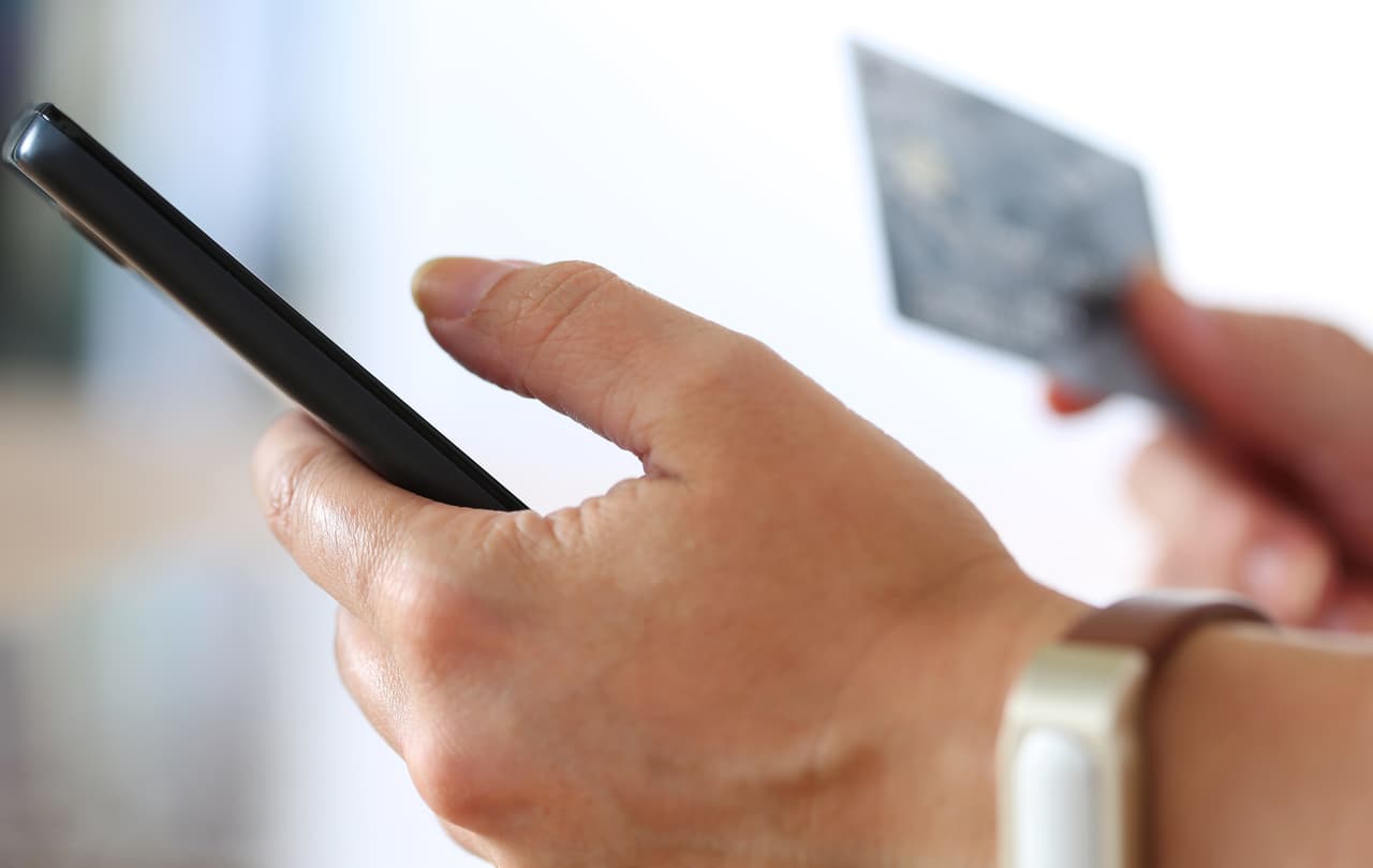 El experto recomienda, tomar medidas de prevención diarias. No respondas mensajes de texto sospechosos de personas que no conozcas y menos si te ofrecen un premio, una herencia, un viaje y hasta un teléfono celular.