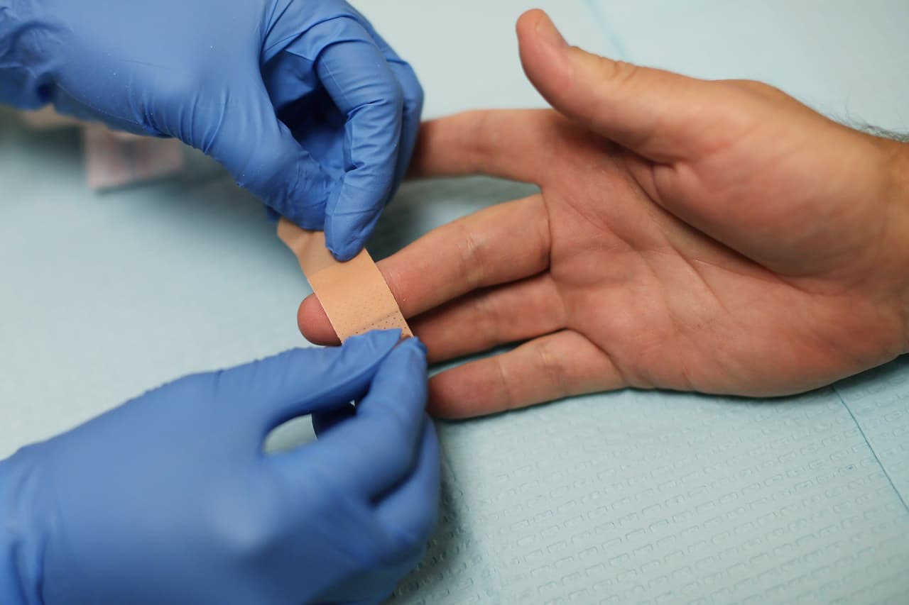 Cuando hay hemofilia 
<b>se pueden presentar hemorragias después de recibir una inyección o de practicarse un examen de labotatorio</b> y puede haber sangre en heces y orina. También es común que ocurran hemorragias en la boca, encías y debajo de la piel, específicamente en las articulaciones (rodillas, codos, tobillos), causando hinchazón, moretones y dolor.
