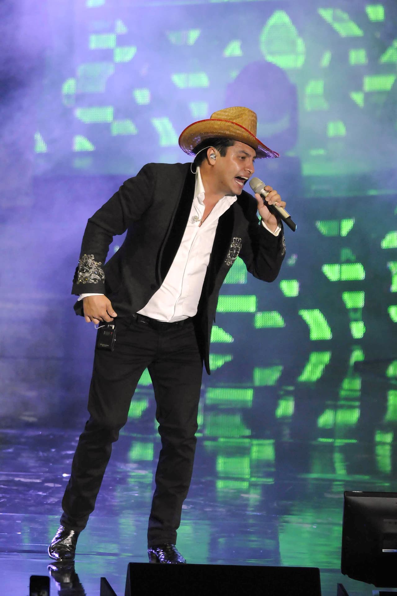 Su padrino musical es Julión Álvarez.