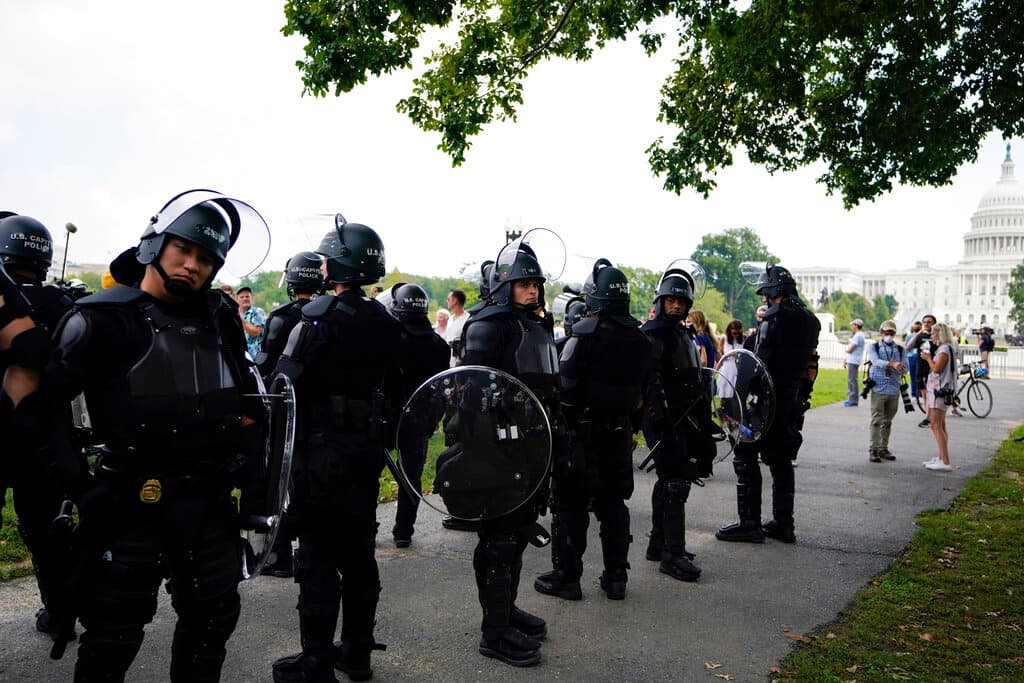 Los agentes recogían sus equipos antimotines en zonas apartadas y se instalaron barricadas en las calles. Dentro del Capitolio se colocaron escudos policiales en puertas y ventanas, en agudo contraste con los hechos de enero, cuando los agentes sin pertrechos antimotines fueron superados rápidamente por los revoltosos.