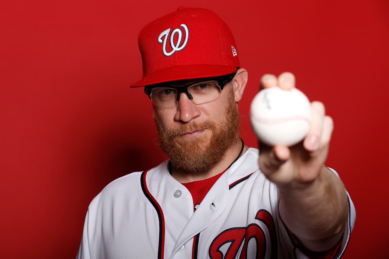 <b>Sean Doolittle, de los Nationals de Washington. </b>El beisbolista dijo que no atendería la invitación de Donald Trump a la casa Blanca luego de la victoria de su equipo en la Serie Mundial en octubre de 2019. "Hay muchas cosas con las que no estoy de acuerdo, pero al final del día tiene más que ver con la retórica de la división, las teorías conspirativas y el aumento de la división en el país", dijo Doolittle en una entrevista con 
<i><a href="https://www.washingtonpost.com/" target="_blank">The Washington Post</a></i>. "Aunque quisiera compartir mi experiencia con mis compañeros de equipo, no puedo hacerlo", agregó. Varios de los jugadores no asistieron al evento en la casa Blanca el 4 de noviembre de 2019.