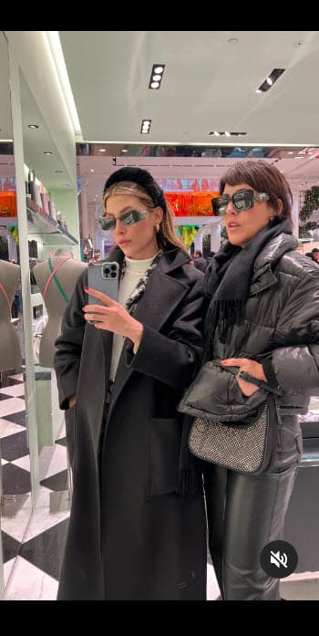 De acuerdo con las publicaciones de la cantante en Instagram, ella habría pasado las fiestas navideñas en la ciudad de Nueva York con 
<b><a href="https://www.univision.com/famosos/michelle-salas-noviazgo-mama-stephanie-salas-humberto-zurita" target="_blank">su hija Michelle Salas. </a></b>