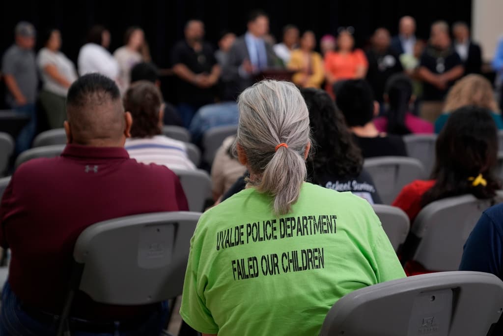 A casi dos años del
<b> <a href="https://www.univision.com/local/san-antonio-kwex/tiroteo-escuela-robb-elementary-uvalde-texas" target="_blank">tiroteo masivo en la escuela primaria Robb en Uvalde</a></b>, este 22 de mayo, familiares de las víctimas hablaron del acuerdo al que llegaron con la ciudad e informaron 
<b>una nueva demanda, por $500 millones,</b> contra 92 policías estatales, entre otros funcionarios.