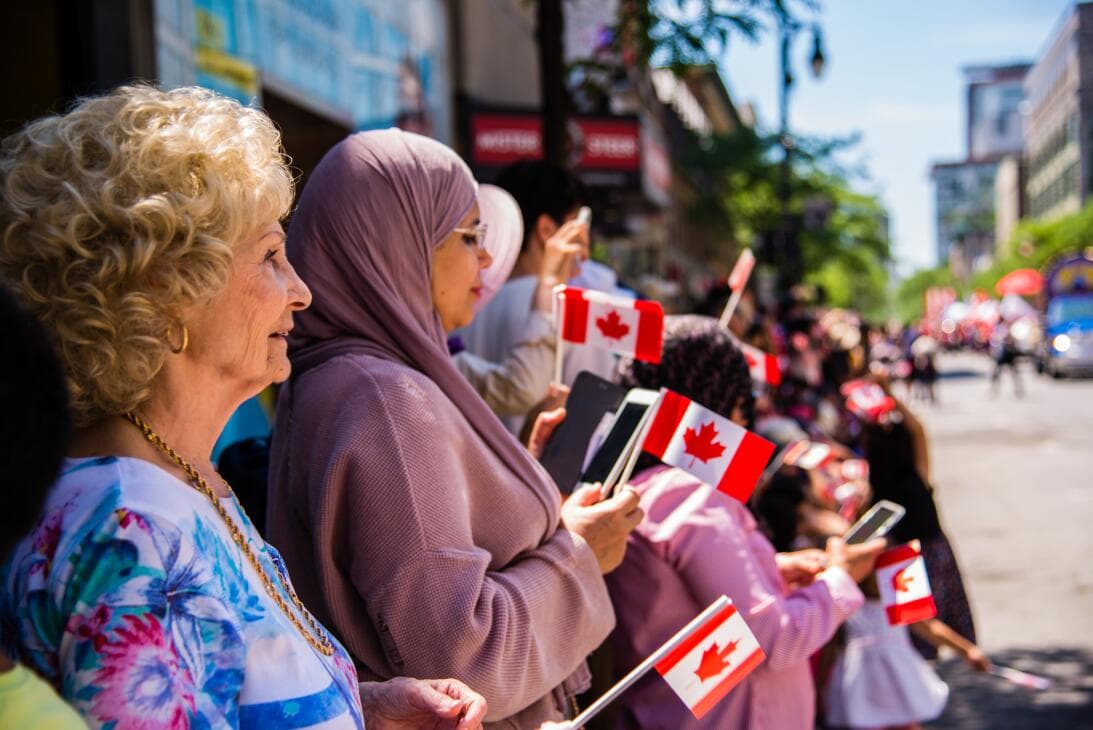 <b>Puesto 13: Canadá</b>
<br>
<br>⬆️Subió 1 puesto. Posición en 2022: 14.
<br>
<br>El Informe Mundial de la Felicidad clasifica tres factores principales: evaluaciones de la vida, emociones positivas y emociones negativas. La Encuesta Gallup pide a los encuestados que "evalúen su vida actual como un todo" usando una escalera de puntos del 0 al 10.