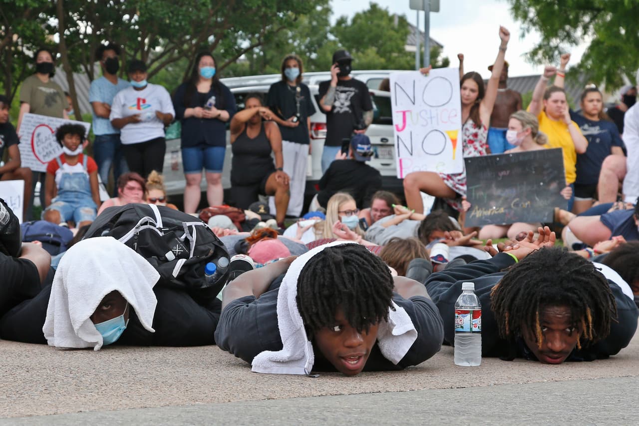 Manifestantes tendidos boca abajo en una manifestación en Oklahoma, frente al edificio del departamento de policía. Estas 
<a href="https://www.univision.com/noticias/educacion/un-miercoles-de-protestas-universitarias-el-movimiento-exige-que-los-campus-sean-santuarios-para-indocumentados">movilizaciones</a> han alcanzado una dimensión no vista desde la década de 1960 durante las protestas por los derechos civiles.
