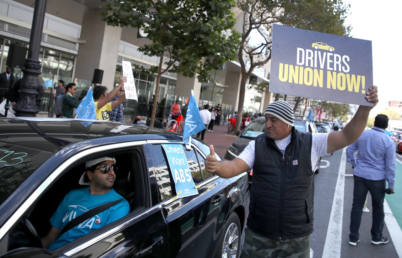 La caravana salió de Los Ángeles y se abrió camino a través del estado con unos 200 choferes.
<br>