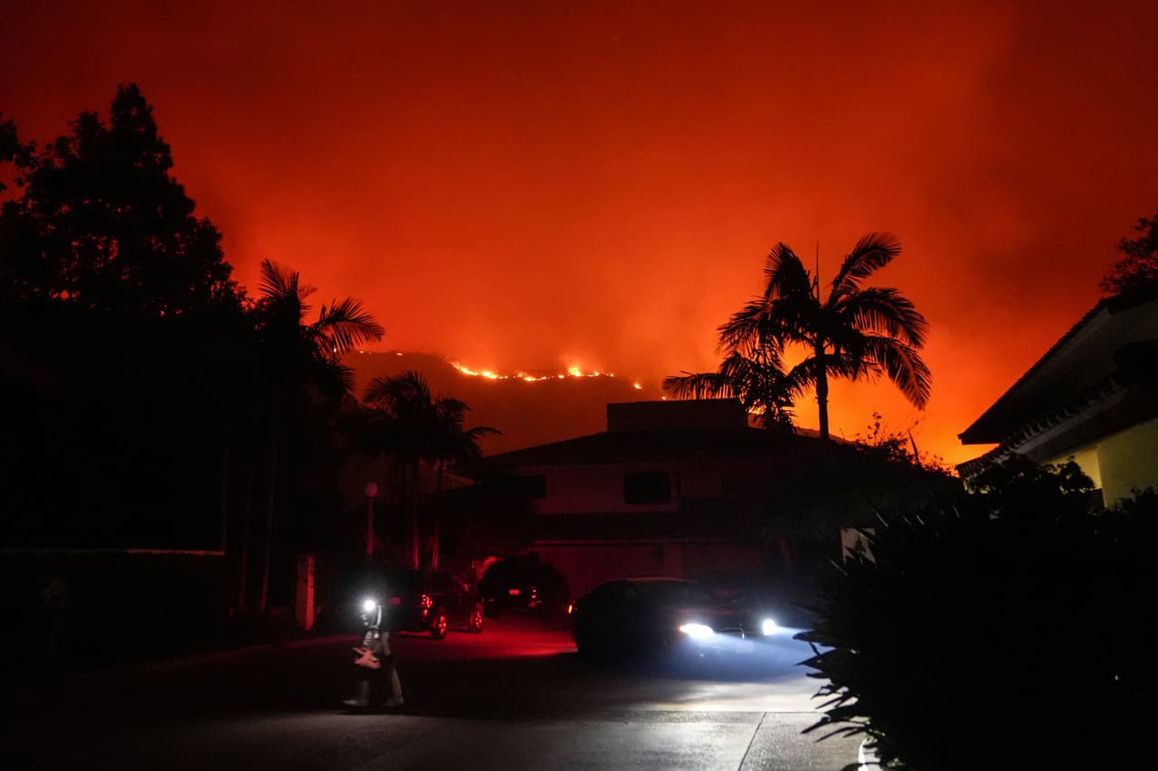 Frente a la 
<b>Universidad Pepperdine</b> comenzó el fuego,los estudiantes que se refugiaron en la biblioteca de la escuela vieron cómo el incendio se intensificaba y el cielo se tornaba de un rojo intenso.