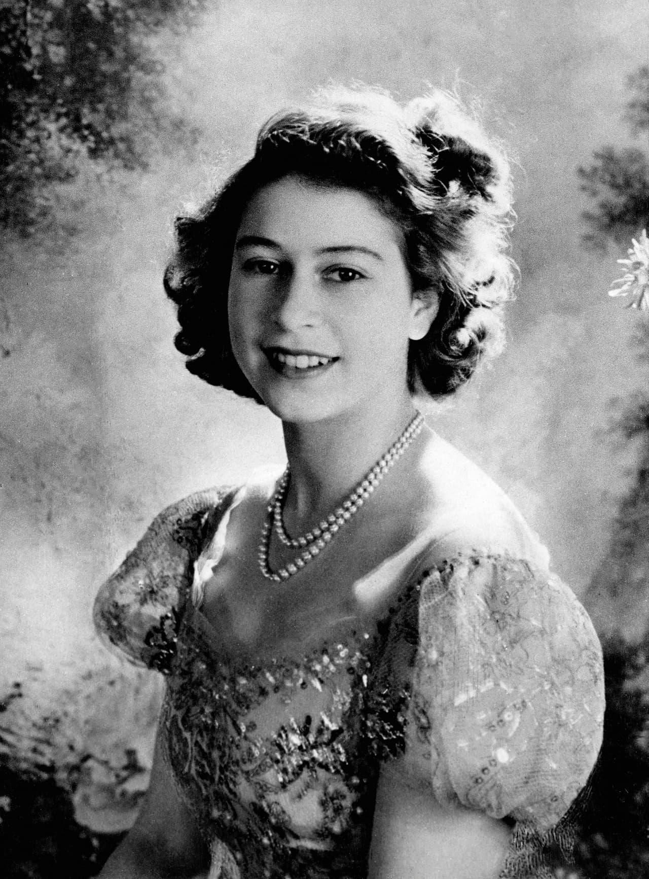 Al día de hoy, Isabel II tiene 95 años, 8 nietos, 11 bisnietos y se mantiene tan firme en el trono como lo ha hecho en los últimos años.