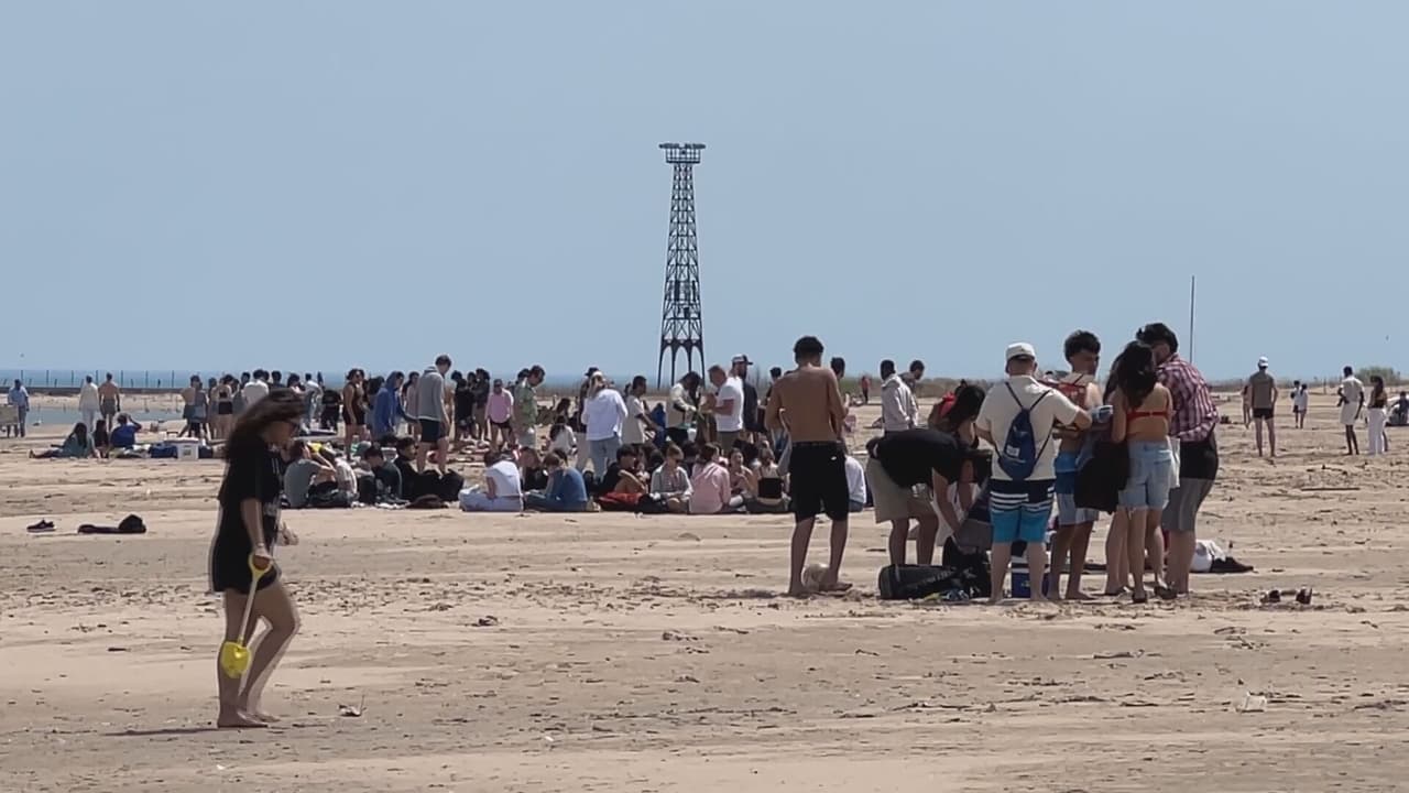 A pesar de no ser día festivo, Montrose Beach se llenó de estudiantes y familias que no resistieron la tentación de darse un chapuzón en el lago Michigan.
