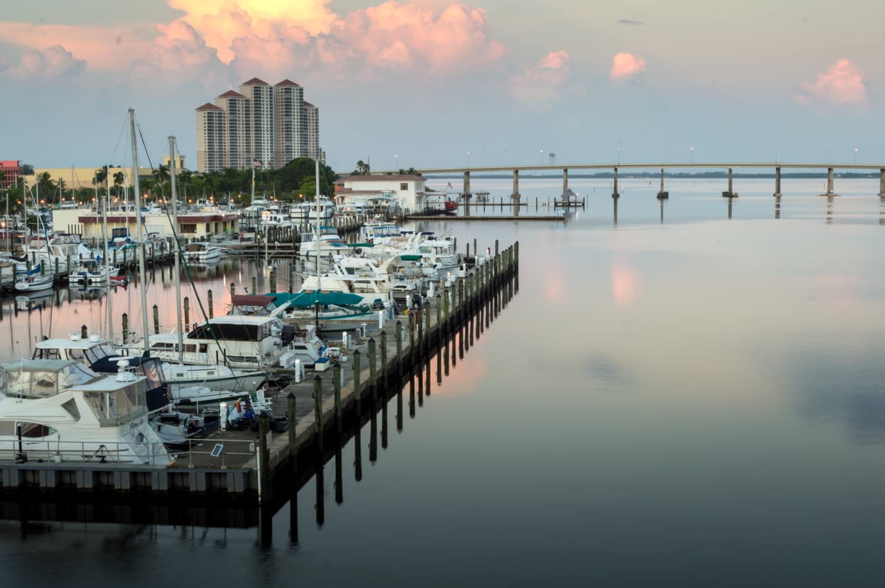 <h3 class="cms-H3-H3">8. Fort Myers, Florida</h3>
<br>
<br>🏠 
<b>Porcentaje por encima de su valor esperado:</b> 56.3%
<br>
<br>🏠
<b> Valor promedio de una casa:</b> $407,770
<br>
<br>🏠 
<b>Valor esperado de una casa:</b> $259,043
<br>