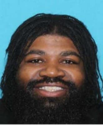 <h3 class="cms-H3-H3">Mallie Monte Evans</h3>
<br>
<br>Nacido hace 34 años, este hombre 
<b>está acusado de tráfico sexual a la fuerza</b>, fraude, conspiración para transportar a personas entre estados para involucrarlas en prostitución.
<br>
<br>Evans es buscado 
<b><a href="https://www.fbi.gov/wanted/human-trafficking/mallie-monte-evans" target="_blank">por operar una conspiración de prostitución</a></b> en varios estados. 
<br>
<br>El 21 de septiembre de 2020, se emitió 
<b>una orden de arresto federal</b> para Evans en el Tribunal de Distrito de los Estados Unidos, Distrito de Nueva Jersey.
<br>
<br>La agencia advierte que Evans fue visto por última vez en Los Ángeles, California aunque no descarta que visite 
<b>Florida, Texas, Pensilvania, Georgia, Nevada y Nueva Jersey. </b>
<br>
<br>El FBI 
<b>ofrece una recompensa de hasta 2,500 dólares</b> por información que conduzca a su arresto.
<br>