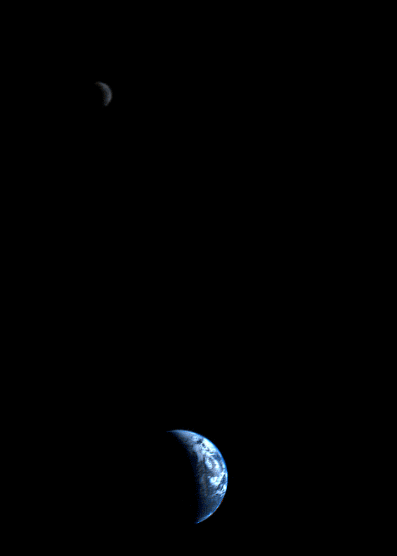 <b>Un viajero lejos de casa. </b>El 5 de septiembre de 1977, la nave Voyager 1 de la NASA despegó de Florida... 35 años después se ha convertido en el objeto que ha viajado más lejos de la Tierra en la historia. "El 4 de septiembre de 2012, Voyager 1 estaba a 18.21 mil millones de kilómetros (11.31 mil millones de millas) de su hogar, 121 veces la distancia de la Tierra al Sol", señala la NASA. La imagen muestra a una Tierra y Luna el 18 de septiembre de 1977, cuando la Voyager estaba a solo 11,66 millones de kilómetros (7,25 millones de millas) de la Tierra y directamente sobre el Monte Everest.
<br>