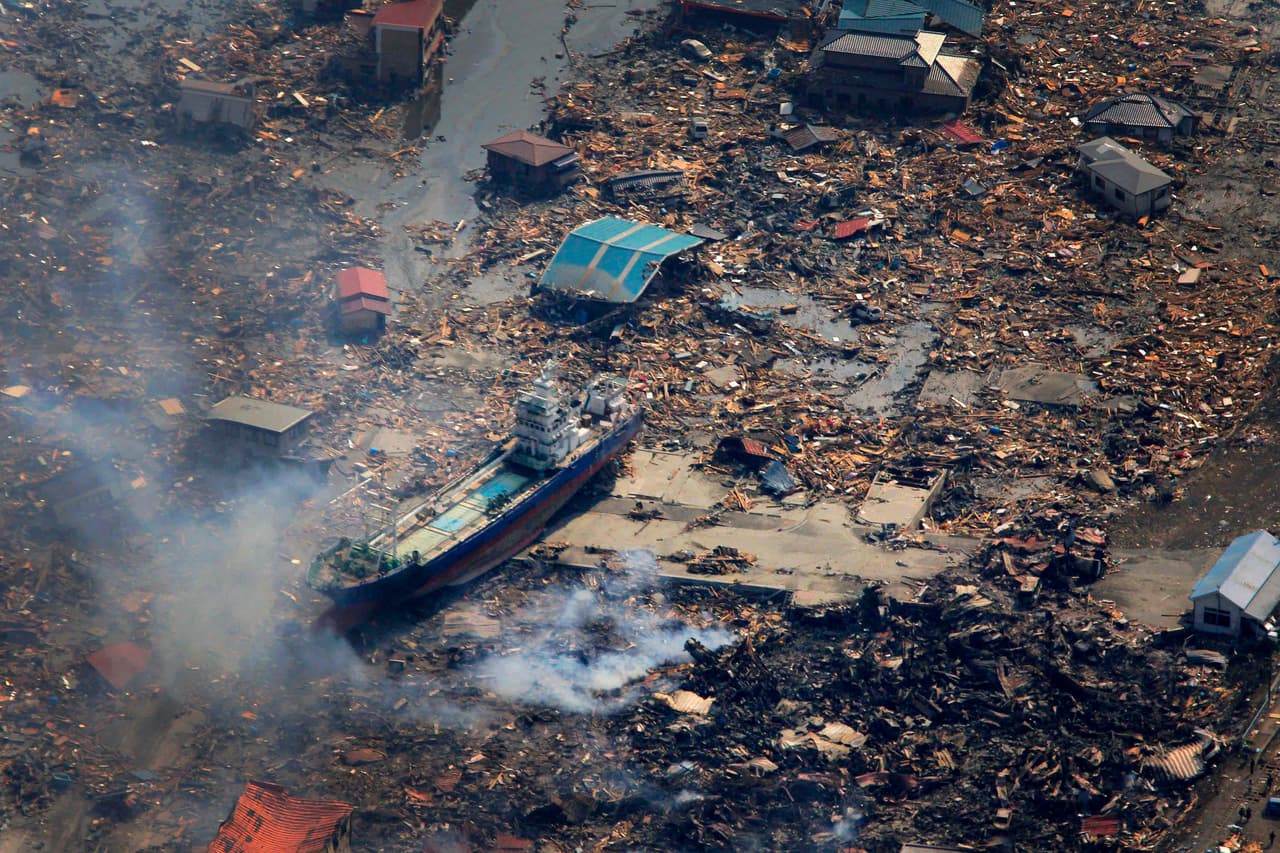 <b>Puesto 4. Terremoto de Tohoku, magnitud 9.1. Cerca de la costa este de Japón, marzo de 2011</b>. Ha sido el terremoto más poderoso en Japón, desde que comenzaron los registros en 1900. El movimiento provocó tsunamis que alcanzaron hasta 133 pies de altura (unos 40.5 metros), con una velocidad de 435 millas por hora (unos 700 kilómetros por hora) y entraron hasta 6 millas (unos 10 kilómetros) de la costa. Unas 19,000 personas perdieron la vida.