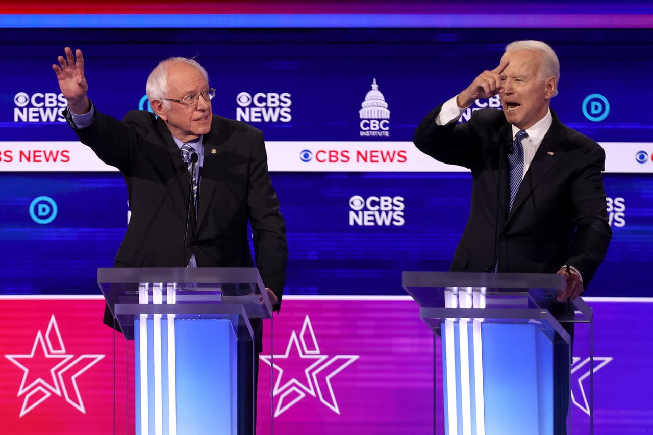 El exvicepresidente 
<a href="https://www.univision.com/temas/joe-biden">Joe Biden</a> se molestó en un momento del debate porque era interrumpido por los otros candidatos y no lo dejaban terminar sus ideas. "¿Por qué me interrupen? Nadie es interrumpido (cuando su tiempo termina)"
<b>, </b>reclamó dirigiéndose a la moderadora. En realidad, el debate fue por momentos muy caótico y los moderadores trataron de frenar a los participantes cuando se excedieron en el tiempo o se interrumpieron unos a otros.