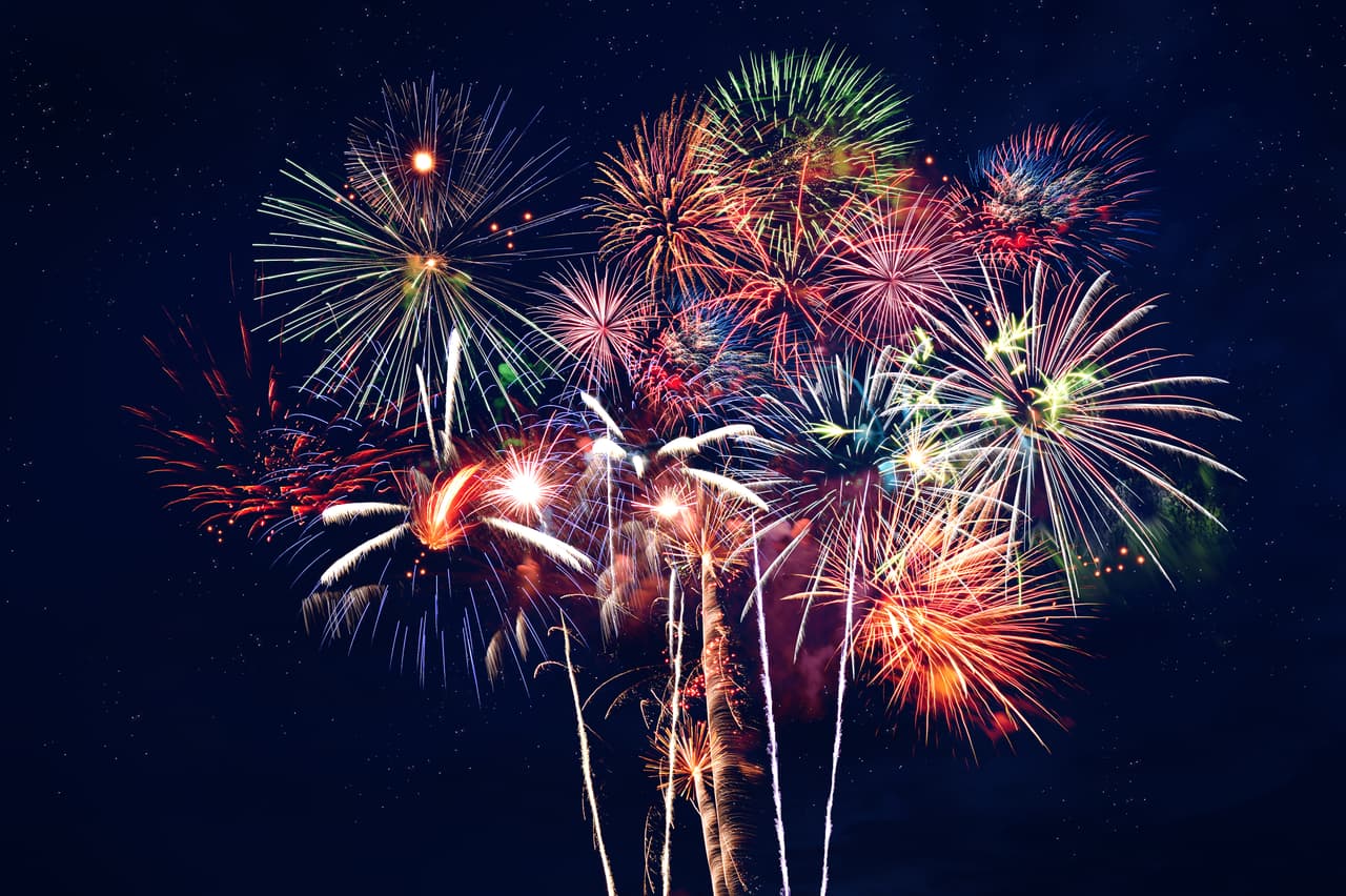 <b>Avondale Light Up the Sky</b>
<br>El autódromo de Phoenix abre sus puertas para la celebración Light Up the Sky, que tendrá entrada general gratuita para que los asistentes puedan disfrutar de food trucks, área de juegos infantiles, y sobre todo, un espectacular espectáculo de fuegos artificiales de 25 minutos. Jueves 4 de julio de 6:00 p.m. a 9:00 p.m.