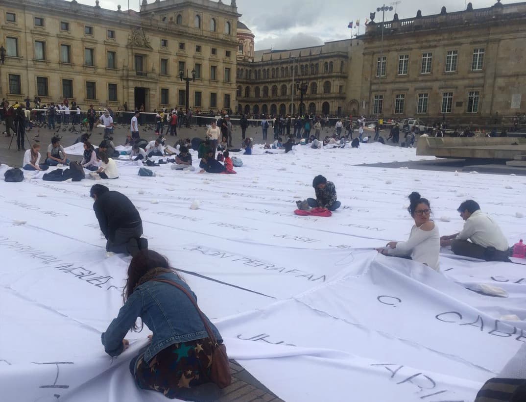 Jóvenes cosen un millar de sábanas blancas para cubrir la mayor plaza de Colombia
