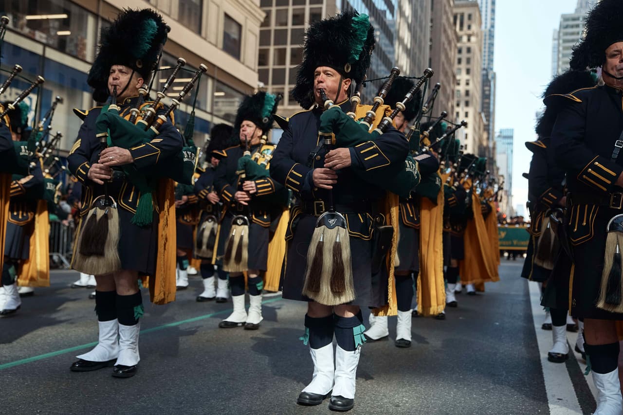 Una pareja de hermanos marcha por la Quinta Avenida durante el Desfile del Día de San Patricio de 2024 (AP Photo/Andres Kudacki)