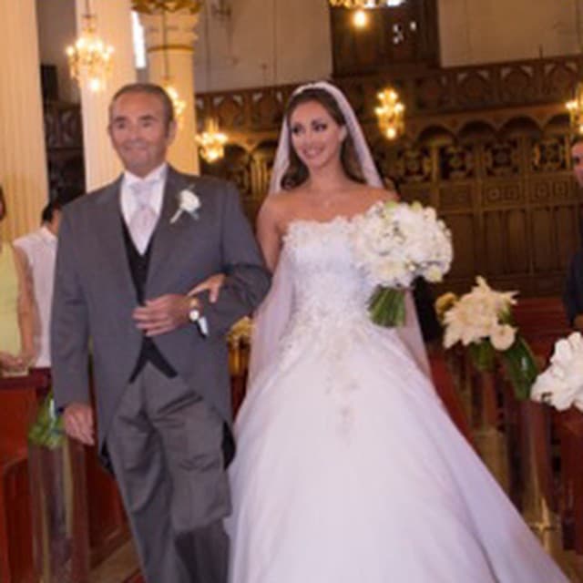 "El momento que tanto soñé ... Entrar del brazo de mi papi. Gracias a Dios por permitirme que así fuera", compartió Anahí en su cuenta de Instagram.