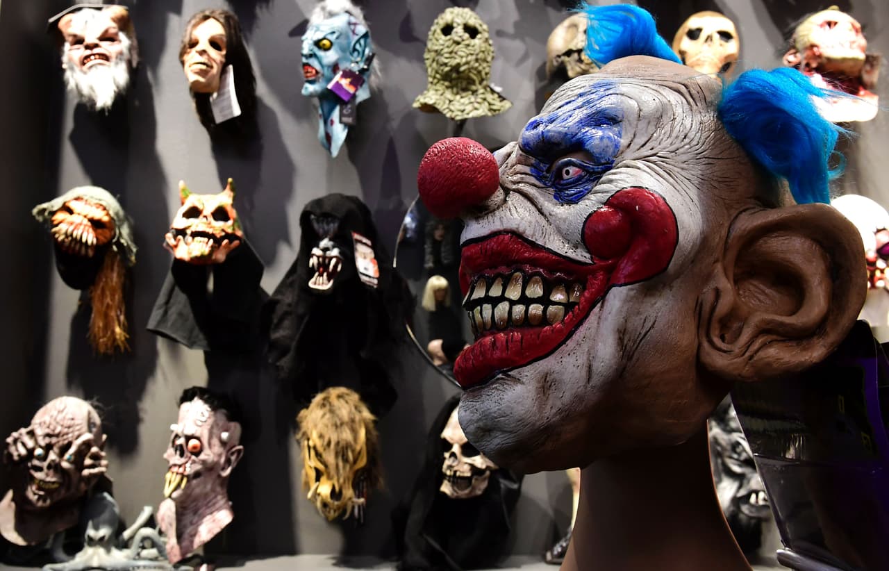 Con esta máscara puedes volver a la gente loca de verdad, aunque igual esta temporada el disfraz de payaso espeluznante 
<a href="http://www.univision.com/estilo-de-vida/trending/los-payasos-espeluznantes-son-una-broma-pero-estas-son-sus-consecuencias-reales">está muy visto</a>. Siempre puedes ponerte una gorra de McDonalds.