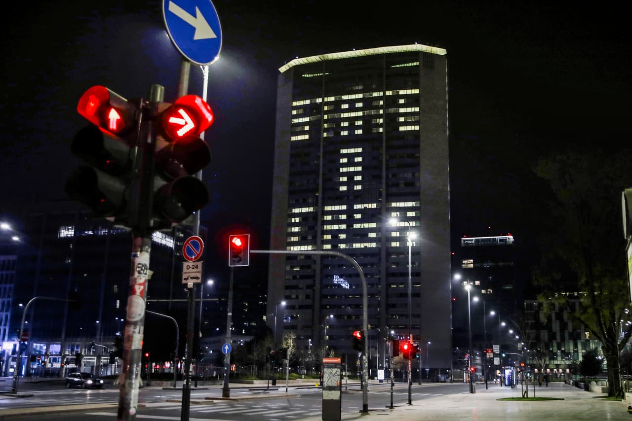 “Quédate en casa”, un mensaje escrito en italiano con las luces de las oficinas de un edificio en Milán, una de las ciudades más afectadas por el covid-19 en Italia. 18 de marzo.