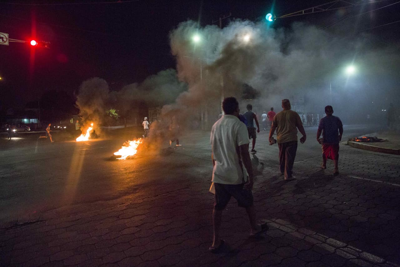 Miles de ciudadanos llevan varios días de 
<a href="https://www.univision.com/noticias/america-latina/al-menos-tres-muertos-tras-fuerte-represion-a-protestas-por-paquetazo-de-reformas-en-nicaragua">protesta contra el “paquetazo” de reformas a la Seguridad Social</a>, que elevan las tasas de pago a los trabajadores y empleadores e impone un impuesto del 5% a las pensiones para costear la atención médica de los jubilados.