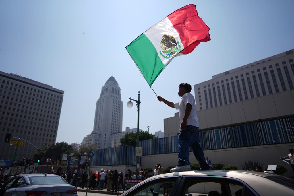 David Huerta invitó a las personas a inspirarse lo que hicieron figuras históricas como
<b> Martin Luther King</b>, 
<b>Gandhi</b> y 
<b>César Chávez</b>. "Personas grandes, héroes, luchadores, como la madre Teresa, 
<b><a href="https://www.univision.com/local/los-angeles-kmex/protestas-contra-ice-en-los-angeles-dolores-huerta-pide-a-jovenes-no-responder-con-violencia-video" target="_blank">Dolores Huerta"</a></b>, agregó. Todos "ellos lucharon 
<b>con el corazón, pero también con disciplina</b>".