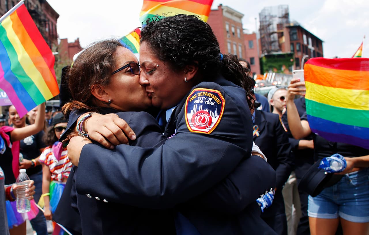 El beso que selló el compromiso.