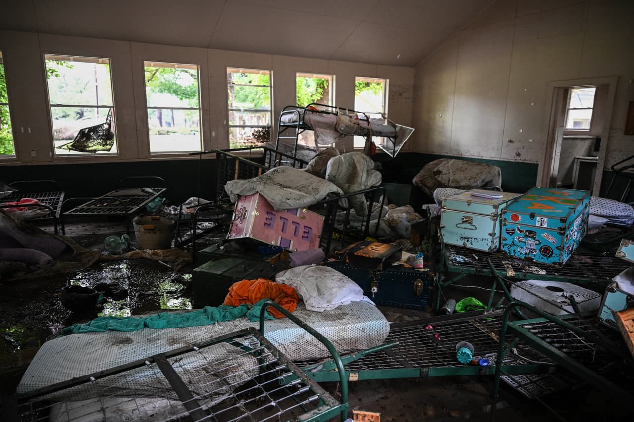 Imágenes de dentro de Camp Mystic, un campamento que acoge a miles de niños cada año. De allí desaparecieron al menos 20 niñas. 
<br>
<br>"Hasta el momento, hemos evacuado a más de 850 personas ilesas, ocho heridas y hemos recuperado a 27 fallecidos", declaró el sheriff del condado de Kerr, Larry Leitha.
