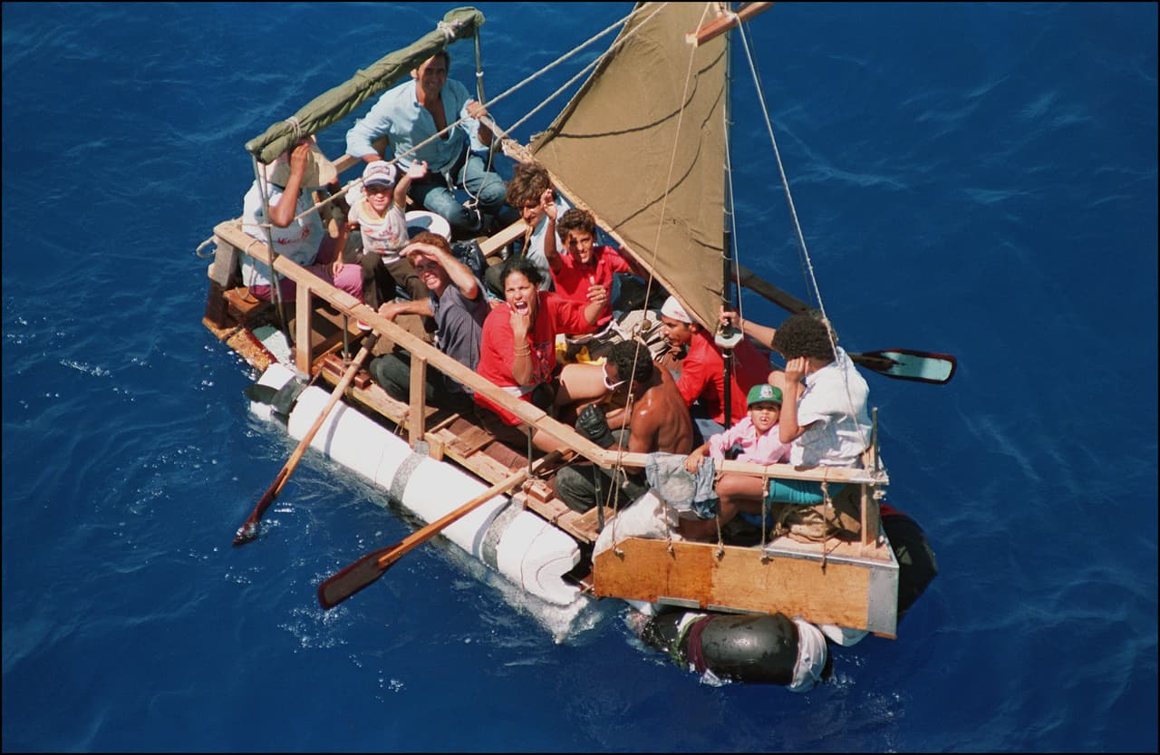 <b>Crisis de los balseros.</b> Luego de la caída del bloque comunista soviético, la economía cubana se desplomó. Miles de cubanos optaron por salir de la isla en botes improvisados aunque arriesgaran su vida en el mar. En agosto de 1994 Fidel Castro autorizó la salida de cualquier cubano que así lo deseara. 
<br>