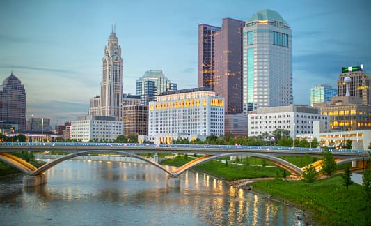 <b>Puesto 16: Ohio. </b>Fuerza laboral en industrias de alto riesgo: 17% del total. Solicitudes de desempleo: 16.7% (964,906). Cantidad de casos de covid-19 por cada 10,000 habitantes: 13.7. Cantidad de fallecidos por la enfermedad por cada 10,000 habitantes: 0.6. Tasa de desempleo proyectada para julio: 16.4%. La población de cada estado en el estudio se basó en las estimaciones Oficina de Censos de los Estados Unidos.
<br>