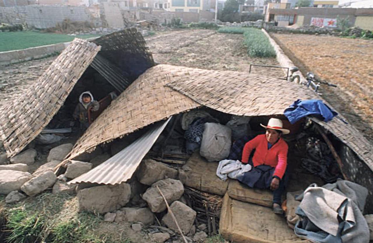 <b>Puesto 19. Terremoto de Arequipa, magnitud 8.4. Frente a la costa sur de Perú, junio de 2001.</b> Al menos 74 personas perdieron la vida, 26 de ellas a causa de un tsunami. El sismo se sintió con fuerza en el sur de Perú, el norte de Chile y Bolivia. La altura de los tsunamis se estimó en 22 pies (unos 7 metros) y en algunos lugares el agua llegó a más de media milla tierra adentro.