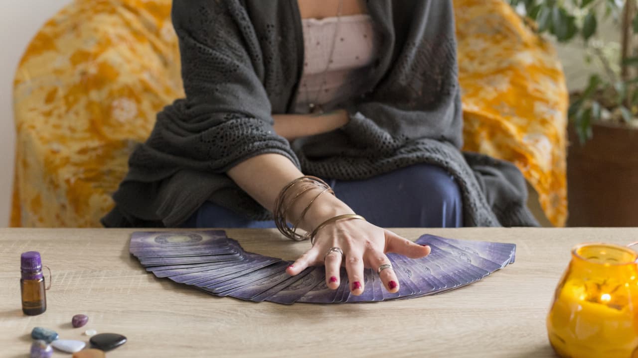 Leer las cartas del tarot es todo un arte y hay gente que se dedica especialmente a ello, por lo cual uno debe tener particular cuidado de no acudir con algún farsante que crea que puede decirte tu destino simplemente escogiendo cartas al azar.