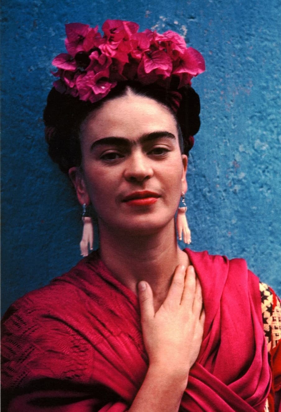Las flores, los accesorios y algunas de sus prendas tienen como referente a la artista mexicana Frida Kahlo, pintora, poetiza y mujer enamorada de Diego Rivera, que por décadas se ha mantenido vigente como uno de los referentes del woman power.