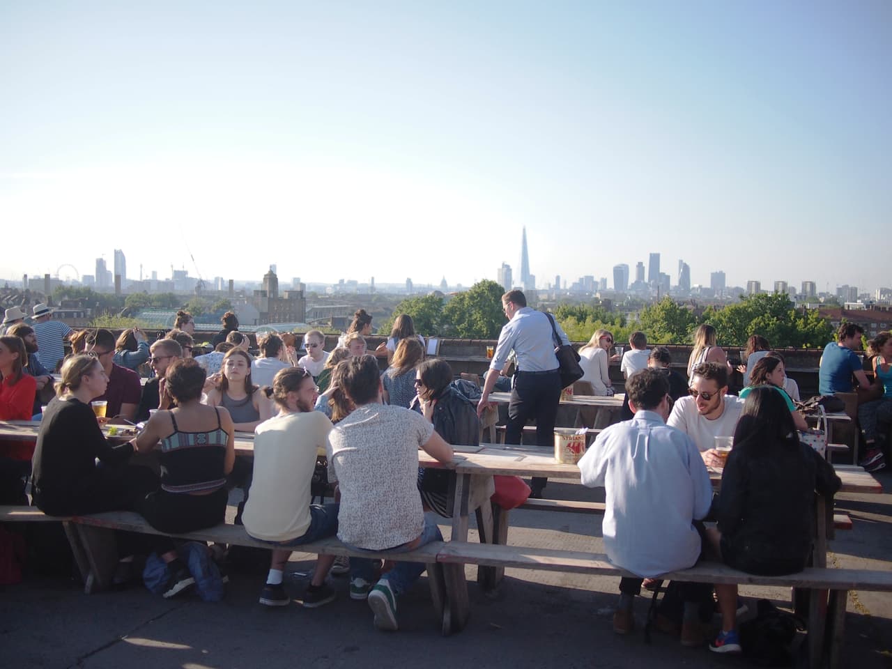 <b>Puesto 7. Londres, Reino Unido. </b>
<br>
<br>Horas de sol: 
<b>1,633 al año.</b>
<br>
<br>Costo promedio de una botella de agua: 
<b>1.60 dólares.</b>
<br>
<br>Costo promedio de la membresía en un gimnasio: 
<b>59.09 dólares al mes.</b>
<br>
<br>Índice de contaminación: 
<b>58.91 puntos</b>.
<br>
<br>Promedio de horas de trabajo (en el país): 
<b>1,538 al año.</b>
<br>
<br>Porcentaje de obesidad (en el país): 
<b>27.80%</b>.
<br>
<br>Expectativa de vida (en el país): 
<b>80.04 años.</b>