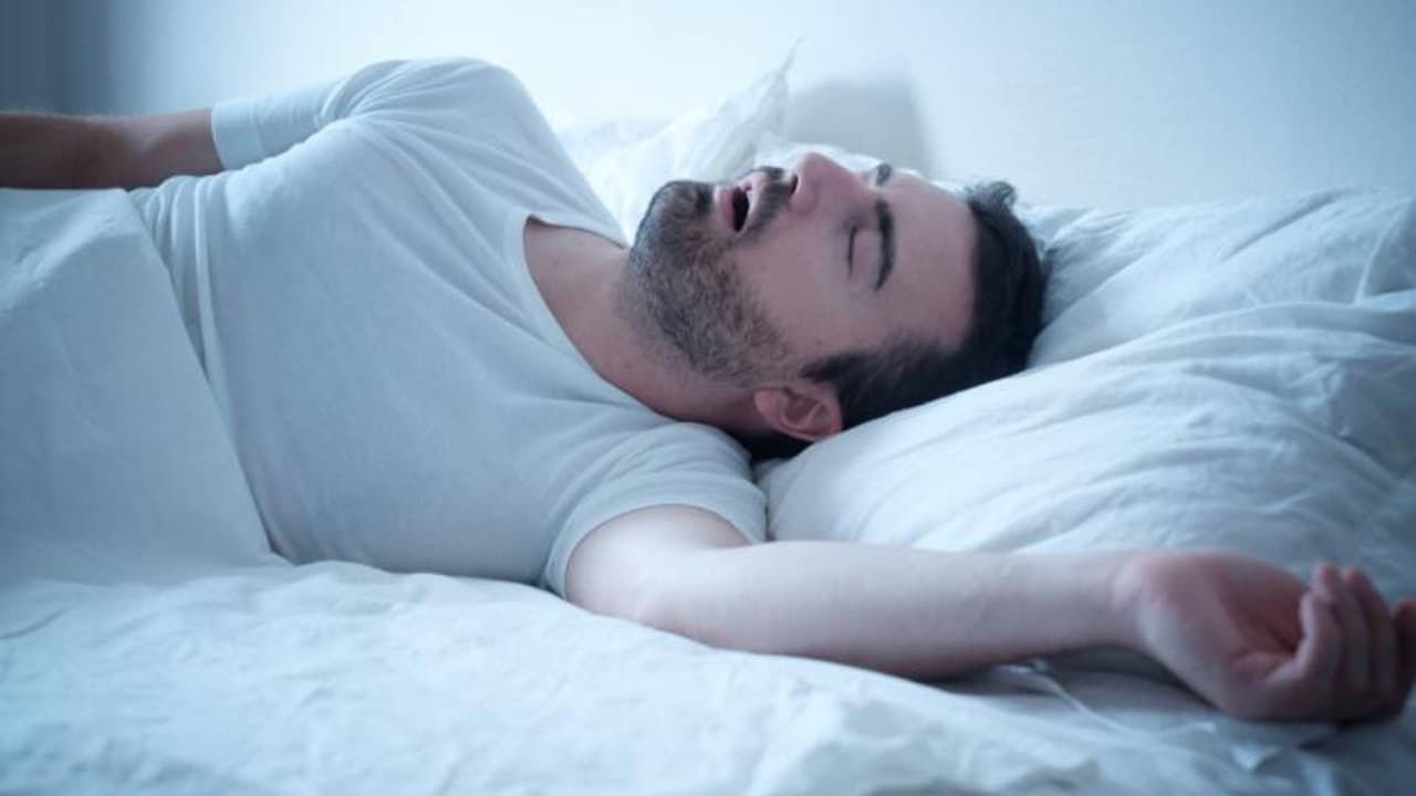 Procura acostarte 
<b>15 o 20 minutos antes cada noche</b> antes del cambio de horario. Esto le dará a tu cuerpo la oportunidad de adaptarse al cambio.