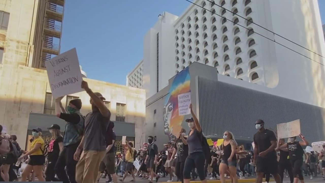 <h3 class="cms-H3-H3">JUNIO</h3>
<br>Miles de personas marcharon por las calles de Phoenix a pesar de las altas temperaturas para exigir un alto a la brutalidad policiaca y justicia para George Floyd.
