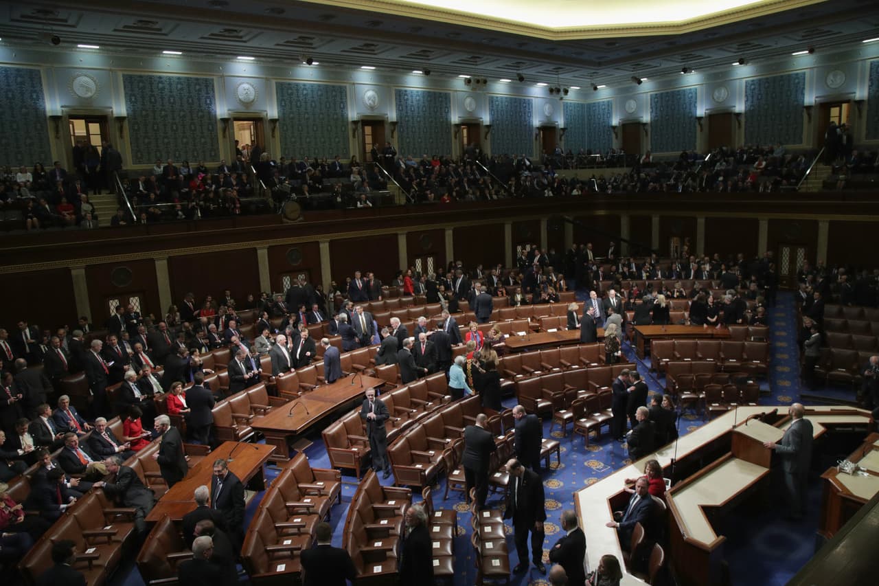 Miembros del congreso e invitados toman sus puestos para escuchar el discurso del presidente Donald Trump.