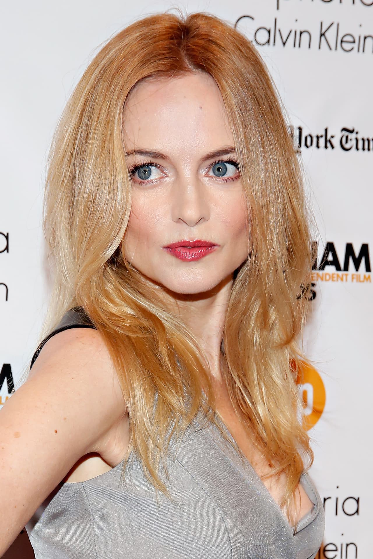 <b>Heather Graham</b> relató a Variety que Weinstein 
<b>hizo un comentario sexual que la incomodó a principios de los años 2000</b>. Así lo relató a la publicación: "Harvey Weinstein me llamó a su oficina. Había un montón de guiones en su escritorio. 'Quiero ponerte en una de mis películas', me dijo y me ofreció dejarme elegir cuál me gustaba más. Más tarde en la conversación, mencionó que tenía un acuerdo con su esposa: podía acostarse con quien quisiera cuando estaba fuera de la ciudad. Salí de la reunión sintiéndome incómoda. No había hecho una mención explícita a que, al protagonizar una de esas películas, tuviera que acostarme con él, pero el subtexto estaba allí".