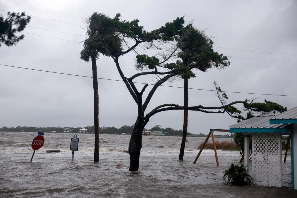 En Cedar Key, en el condado Levy, al norte de Florida, el mar se adueñó de las calles este lunes, 5 de agosto, con 
<b><a href="https://www.univision.com/local/tampa-wvea/la-tormenta-debby-avanza-a-paso-de-tortuga-y-alertan-sobre-lluvias-catastroficas-video" target="_blank">la llegada del huracán Debby</a></b>. La inundación afectó el tránsito, así como decenas de propiedades, entre viviendas y negocios.