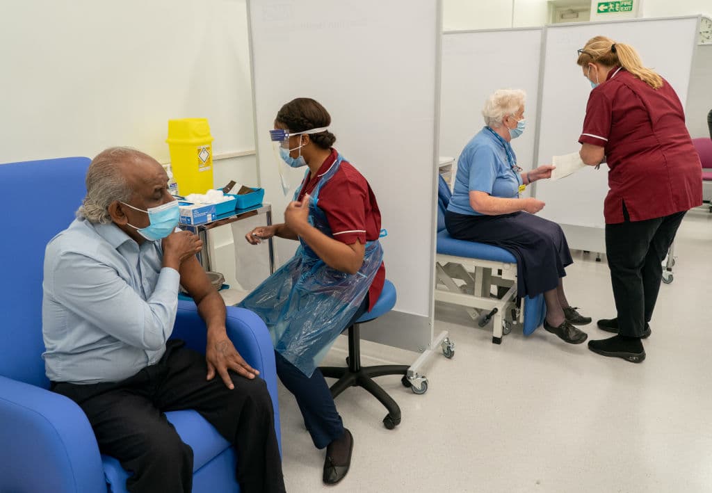 “Las vacunas serán gratuitas”, dijo Cohen, al 
<a href="https://www.univision.com/local/north-carolina-wuvc/distribucion-de-la-vacuna-contra-el-coronavirus-en-carolina-del-norte"><b>explica que inicialmente unos 11 hospitales recibirán las primeras vacunas</b></a> debido a su capacidad de almacenamiento. Seguidamente, otros 
<b>42 hospitales contarán con los siguientes suministros.</b>
<br>