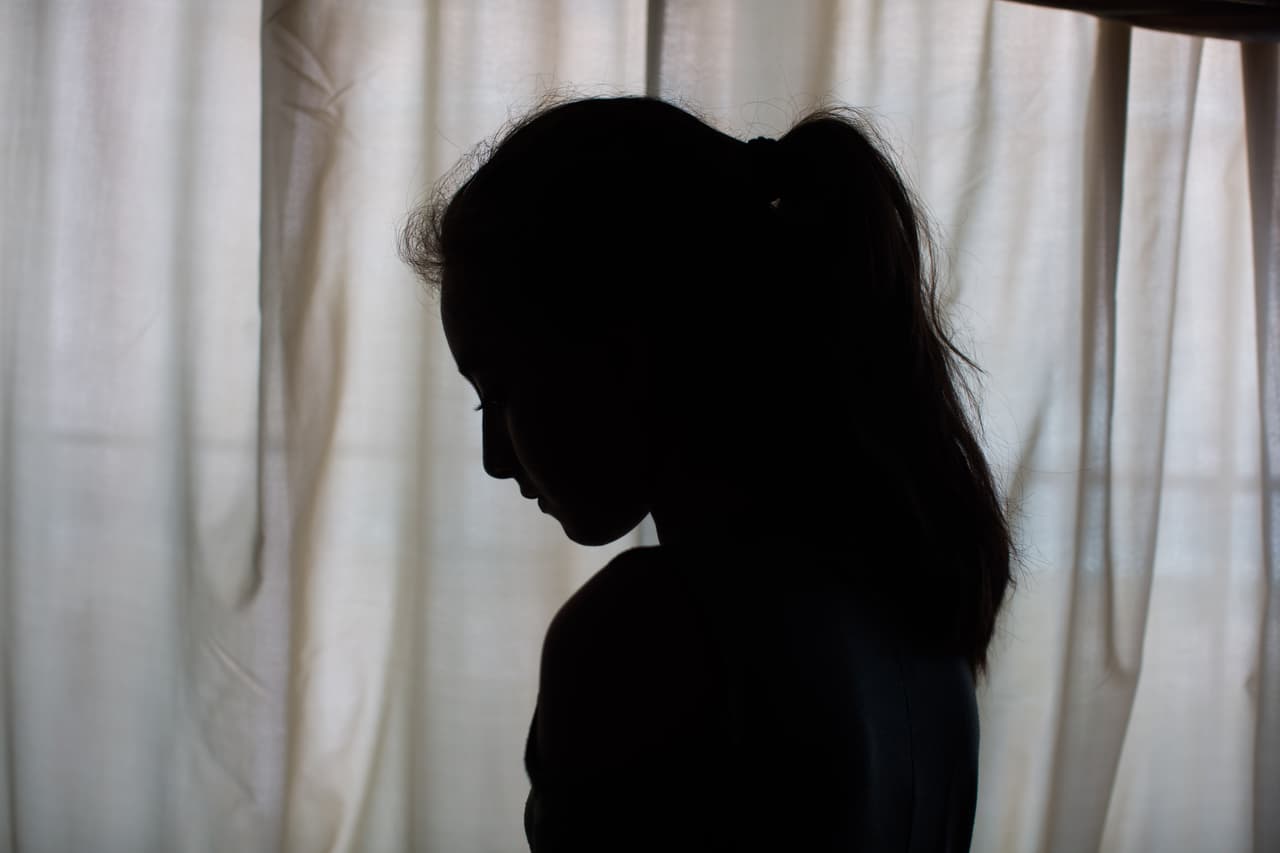 <b>"Extraño a mis hermanitos, sobre todo al más pequeño, y a mi papá",</b> asegura Nahomi, una niña de 10 años. Y esa es la parte más importante de todo lo que echa de menos, pero también menciona a su gato, a su loro, a su perro, su escuela: "Quisiera volver a Guatemala de cualquier manera que sea". A tan corta edad, entiende perfectamente todo lo que ella y su madre han vivido en los últimos meses y que en parte le han quitado la sonrisa de la cara. "He aguantado hambre, mi mamá no tenía ni un centavo porque todos los policías en el camino le pedían dinero", cuenta, y dice que también han pasado enfermedades y han dormido en el suelo. Ahora, en un albergue de Tijuana asegura que se siente sola, pues su madre trabaja todo el día.