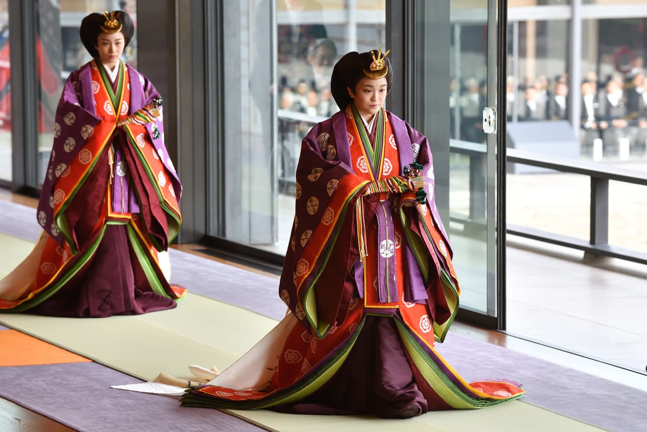 <b><a href="https://www.univision.com/famosos/mako-princesa-japonesa-boda-plebeyo-kei-komuro">Mako, sobrina del emperador Naruhito, se casó el martes </a></b>sin carruajes ni desfile público, después de sobrellevar muchas críticas a lo largo de un noviazgo de ocho años. 
<br>