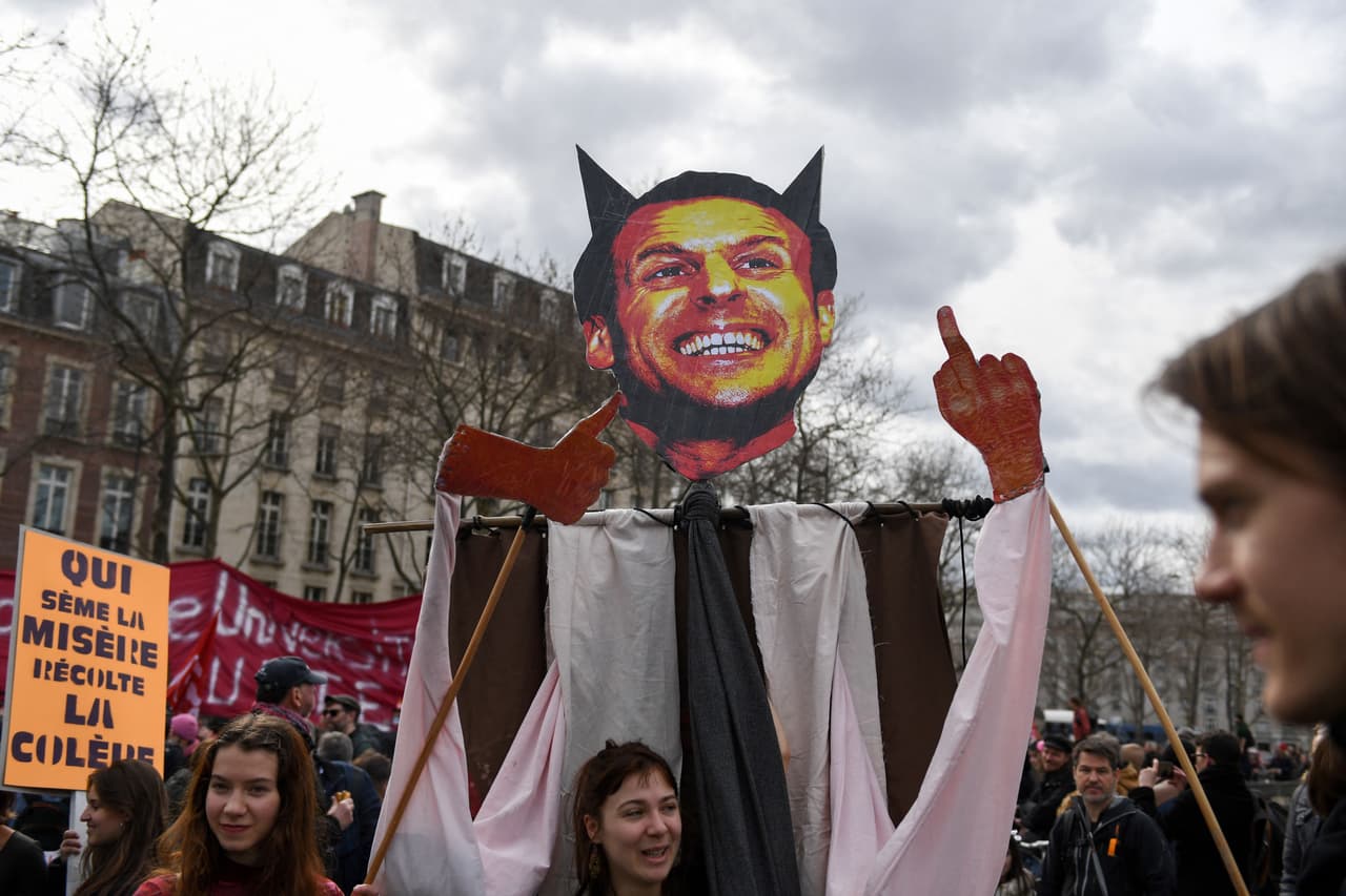Las protestas se multiplicaron este sábado en Francia contra la 
<b>reforma de las pensiones impuesta por decreto por el presidente liberal Emmanuel Macron</b>, en un clima de creciente tensión política y social en ese país europeo.