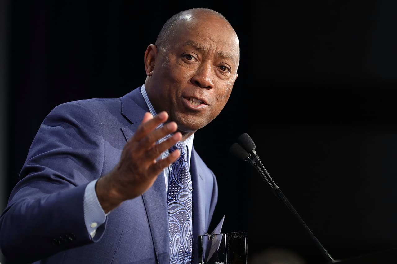 Congresista de los EE.UU. en representación del 6º Distrito del Congreso de Carolina del Sur James E. Clyburn: "Me entristece enterarme del fallecimiento de mi colega, el congresista Sylvester Turner.
<b> Sylvester sirvió con orgullo al Gran Houston y deja un legado perdurable de defensa, servicio público y amor por el lugar al que llamaba hogar</b>. Mi más sentido pésame a su familia y seres queridos en estos difíciles momentos".