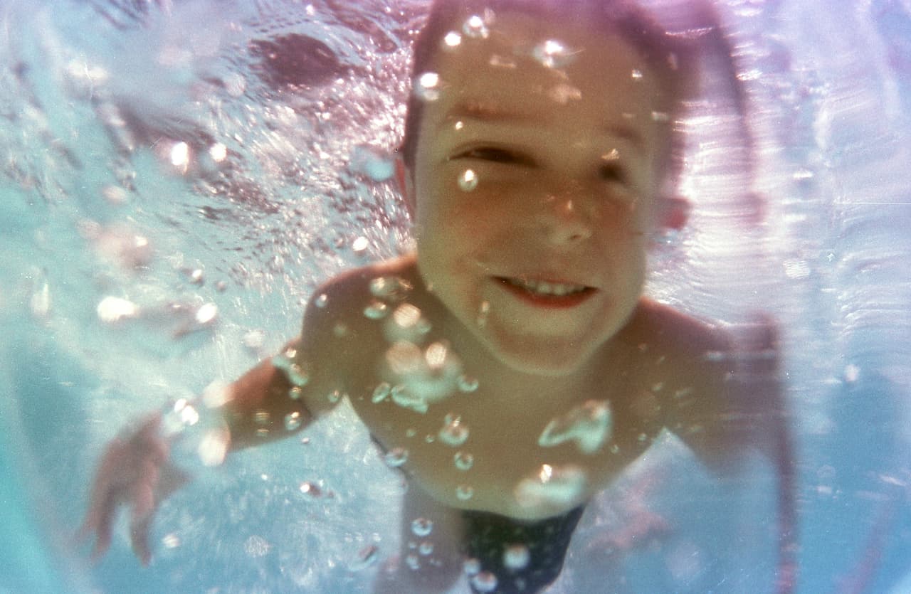 Vigila a los niños cuando estén en el agua o cerca de ella. 
<b>Mantenga a los niños pequeños y a los nadadores débiles al alcance de la mano de un adulto.</b>