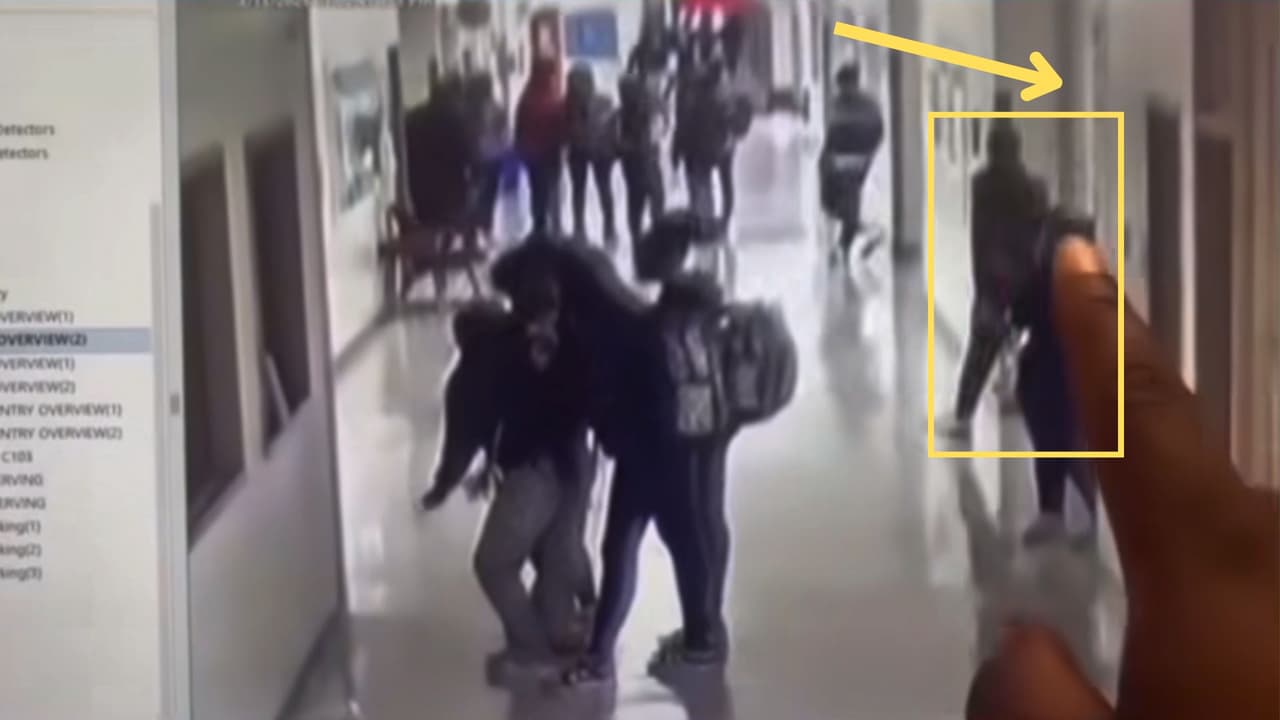 En el video, que corresponde a una grabación de una cámara de seguridad, se observa a 
<b>una persona señalando en una pantalla a un joven que entra a uno de los pasillos de la preparatoria</b> por una especie de puerta lateral, mientras 
<b>los alumnos continúan con sus actividades cotidianas.</b>